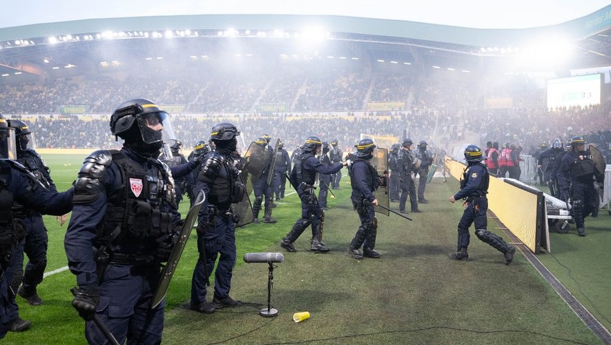 National police forces deployed in large numbers at Stade de la Beaujoire due to anticipated disturbances