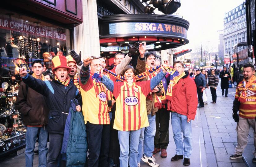 À quelques heures du match, les supporters lensois ont mis l'ambiance dans les rues de Londres, entonnant des chants des Sang et Or sous le regard intrigué des passants.