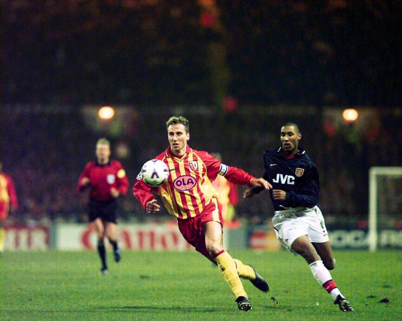 Frédéric Déhu est chargé de couvrir le jeu dans le dos de la défense lensoise, ici face à Nicolas Anelka.