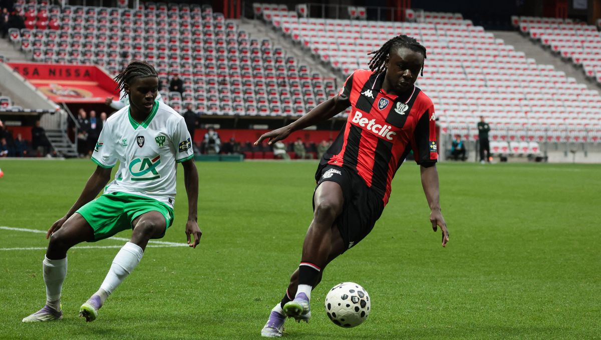 AS Saint-Étienne players preparing for the playoff match against OGC Nice