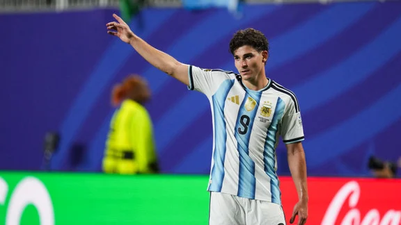 Julián Álvarez in action during Argentina's World Cup match