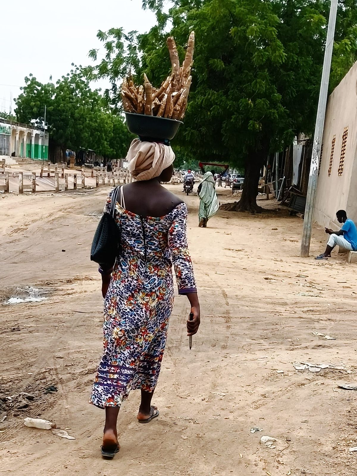 Léa balancing a basin of cassava on her head in N’Djamena