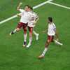 Les Espagnols célèbrent l'ouverture du score de Mikel Oyarzabal (n°21) face à l'équipe de France en demi-finales de la Coupe du monde, le 14 juillet 2026, à Dallas. (ARIC BECKER / AFP)