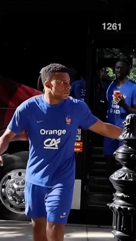 Polémique : les Bleus victimes d'attaques racistes (France 2)