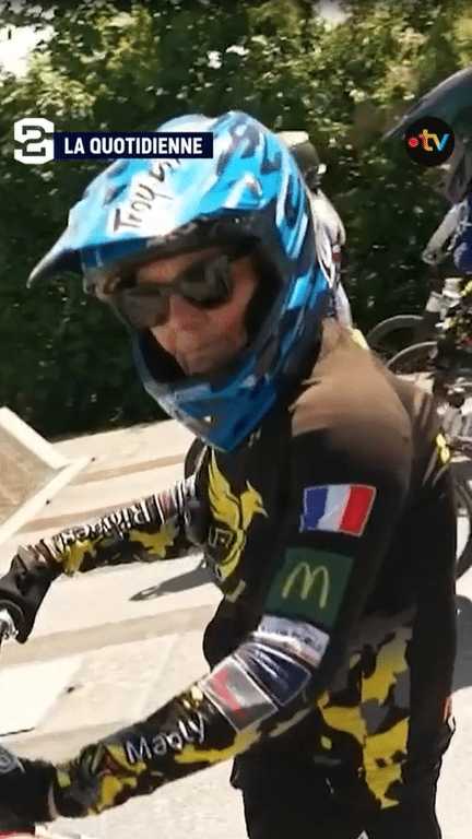 A 75 ans, Liliane pratique le BMX en compétition. (Stade 2 La Quotidienne)