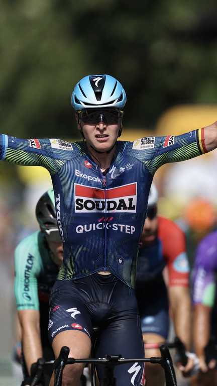 Le Belge Tim Merlier (Soudal Quick-Step) exulte après sa nouvelle victoire au sprint sur la 8e étape du Tour de France, le 11 juillet 2026, à Bergerac. (ANNE-CHRISTINE POUJOULAT / AFP)