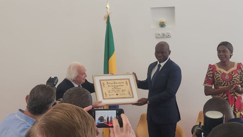 President Brice Clotaire Oligui Nguema receiving the Political Courage Prize 2026