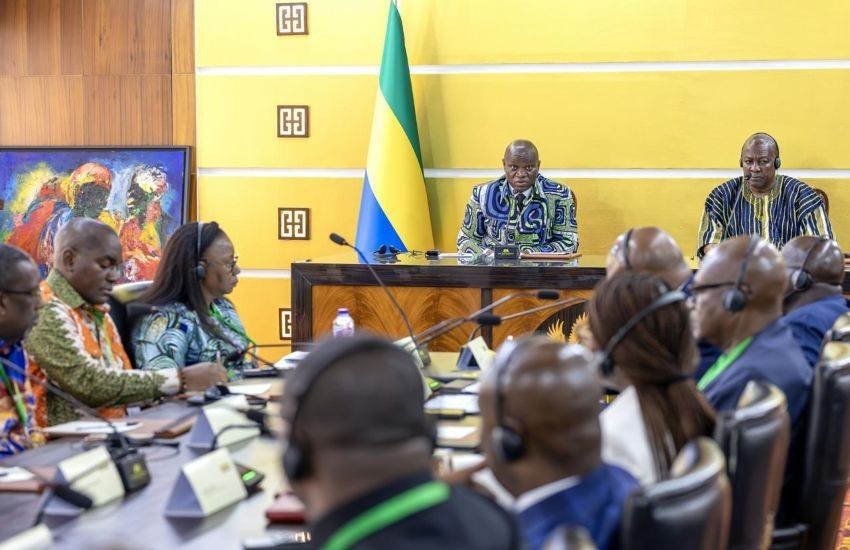 Leaders of Gabon and Ghana shake hands during economic agreement signing