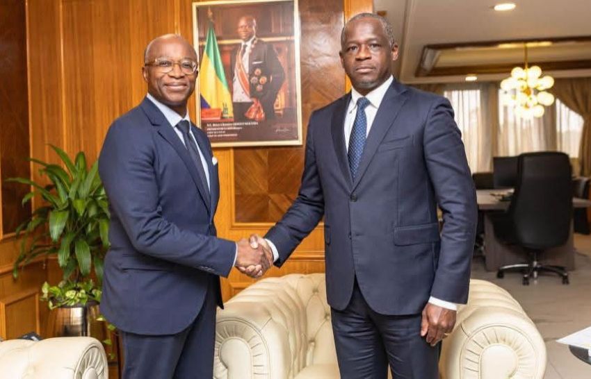 Gabonese Vice-President Hermann Immongault shaking hands with Monaco delegation representative
