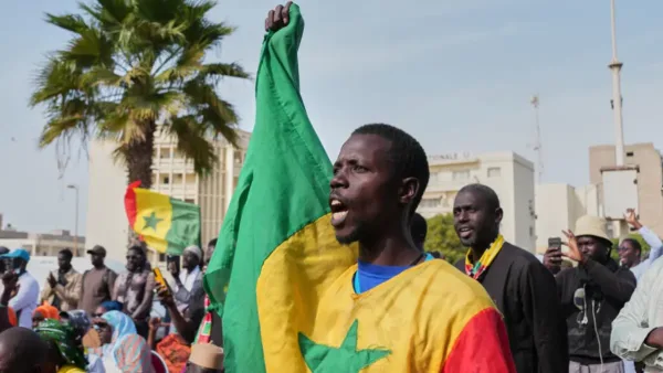 Un manifestant scande des slogans anti-gays lors d'une manifestation contre l'homosexualité à Dakar, au Sénégal, le vendredi 6 mars 2026.