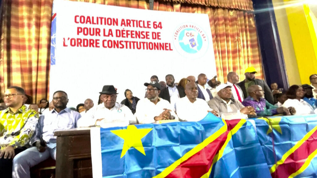 Les leaders de l'opposition de la C64 installés au podium, à Kinshasa, RDC